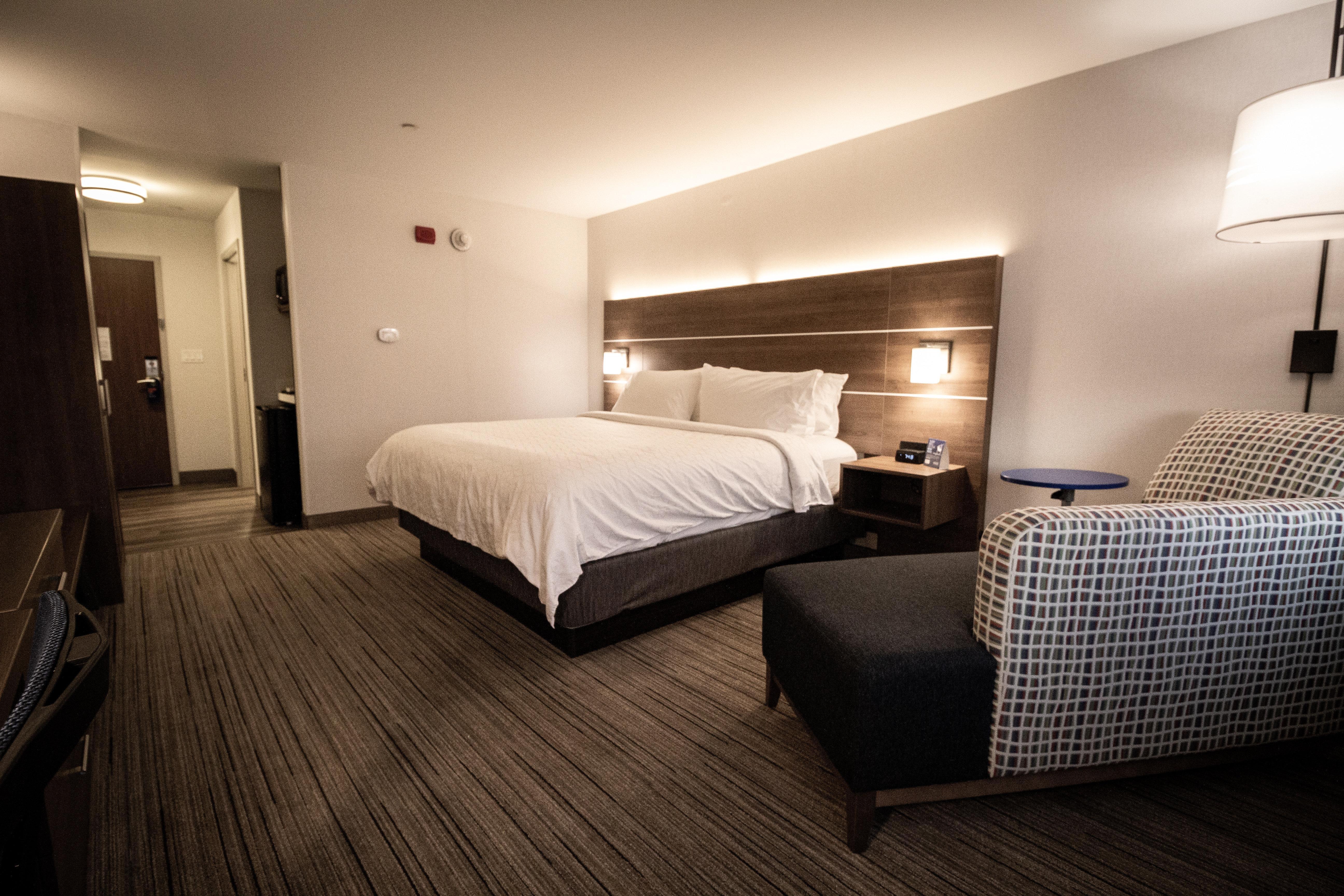 Holiday Inn Express & Suites - Boston South - Randolph By Ihg Exteriör bild