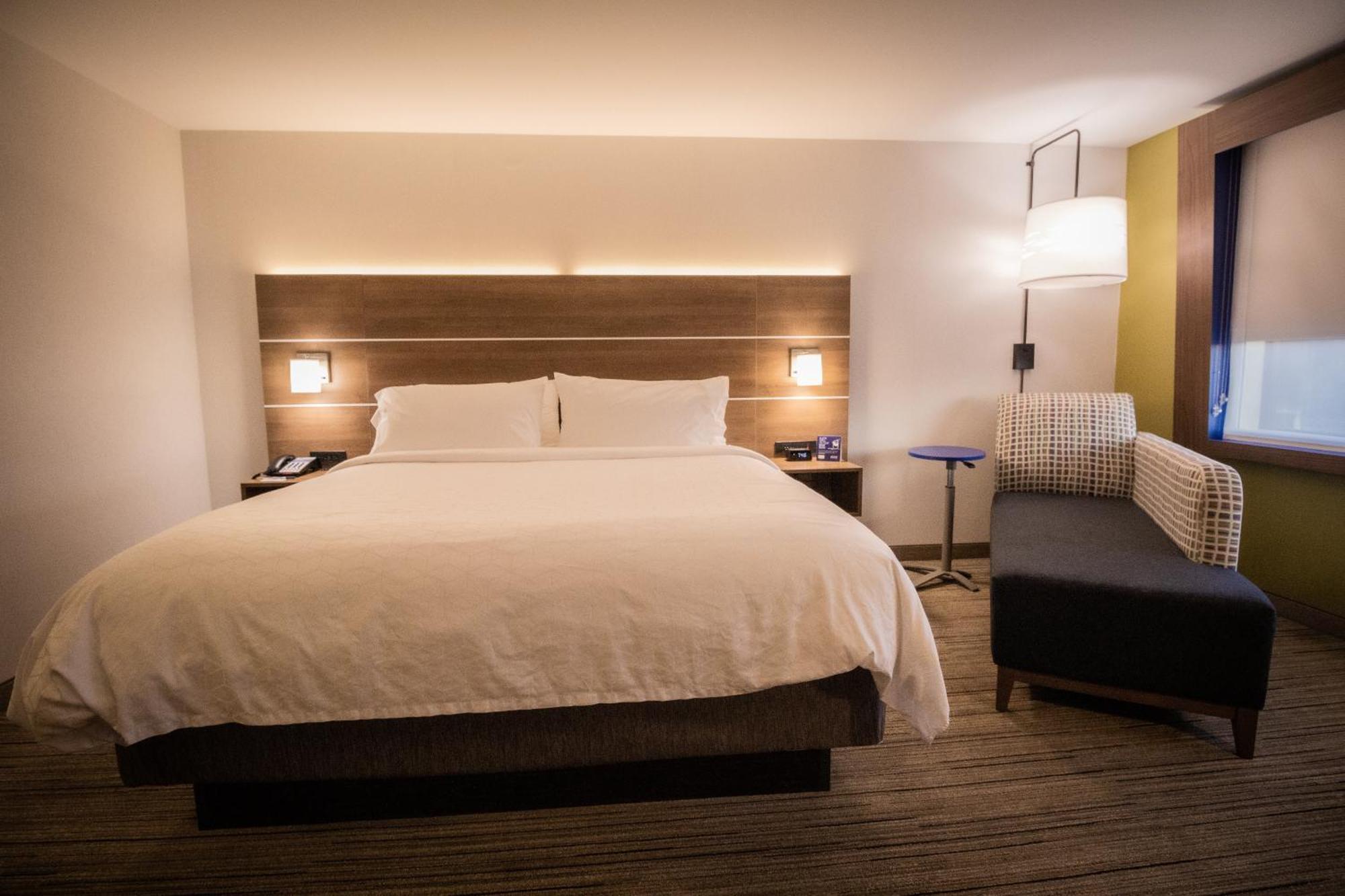 Holiday Inn Express & Suites - Boston South - Randolph By Ihg Exteriör bild