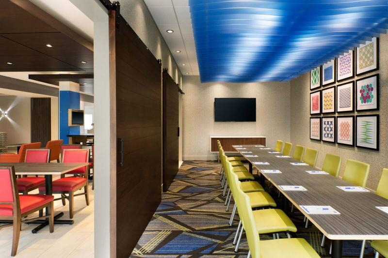 Holiday Inn Express & Suites - Boston South - Randolph By Ihg Exteriör bild